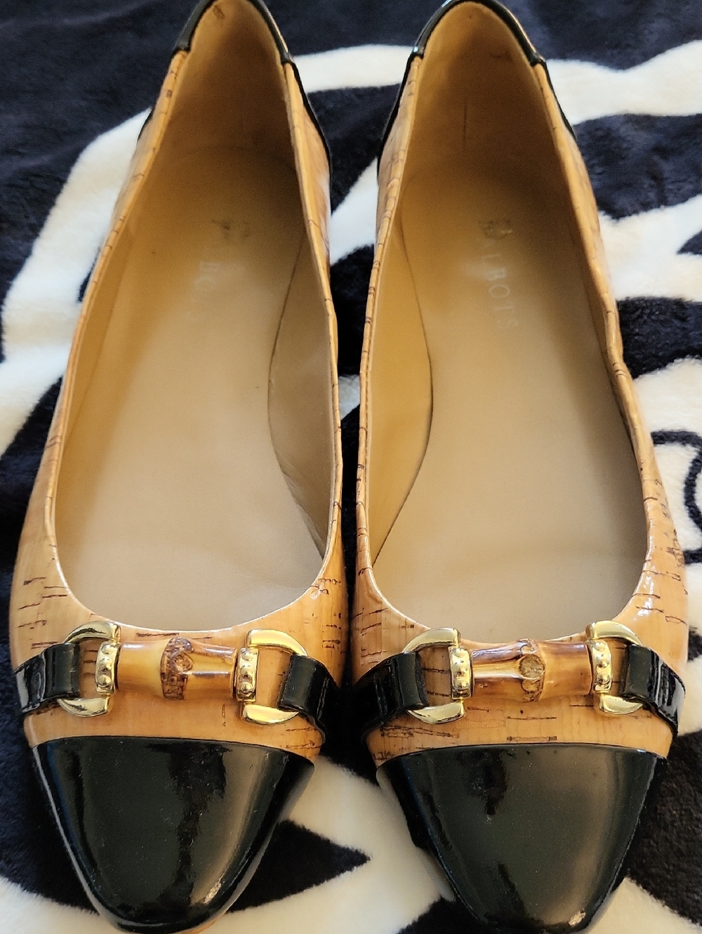 Classic Two-Tone Women's Flats in Tan and Black 9med